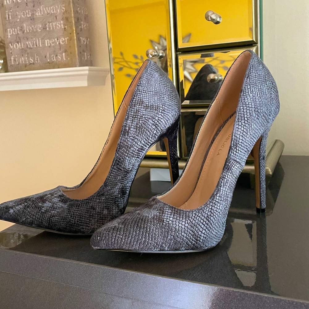 Grey suede pump